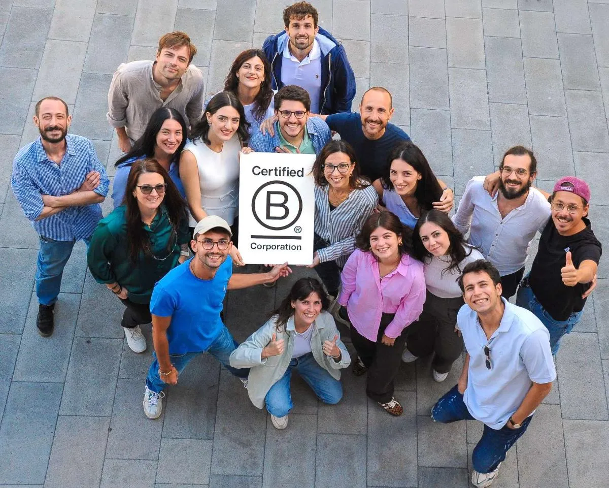 Il team di Isola con il certificato B Corp
