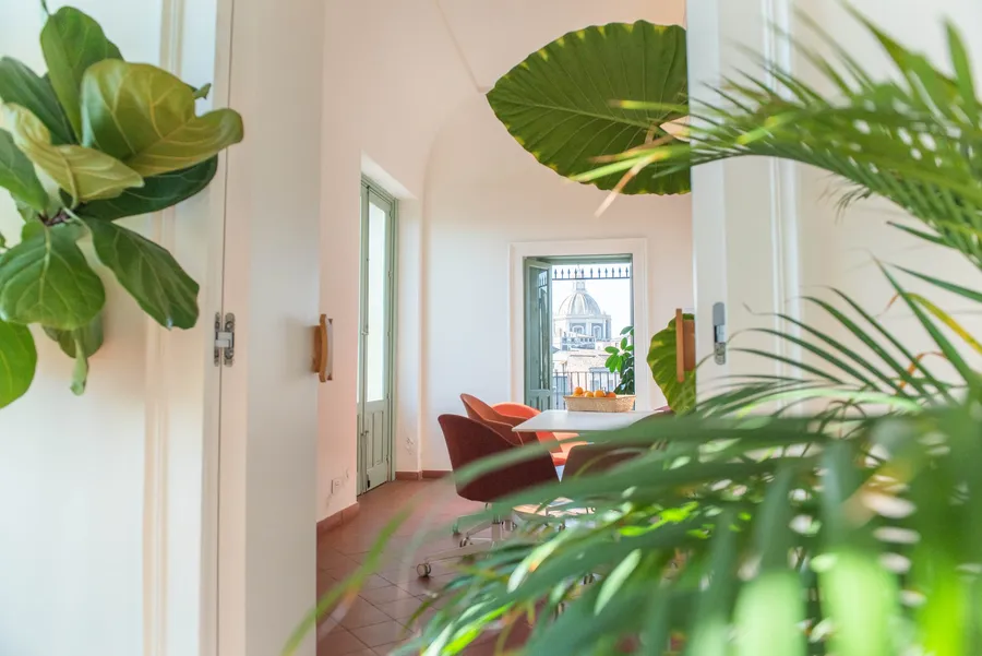 La sala Attica di Isola a Catania, il passaggio verso il tavolo affacciato sul balcone
