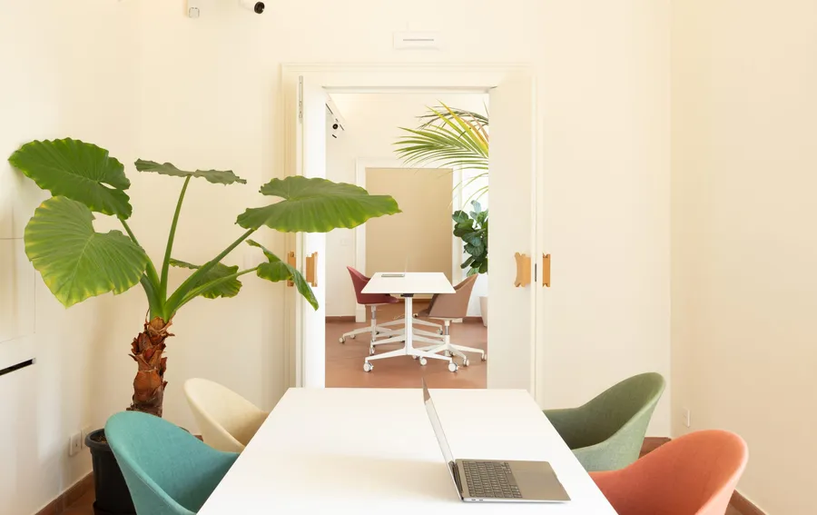 La sala Attica di Isola a Catania, i due tavoli in fila, tra le piante