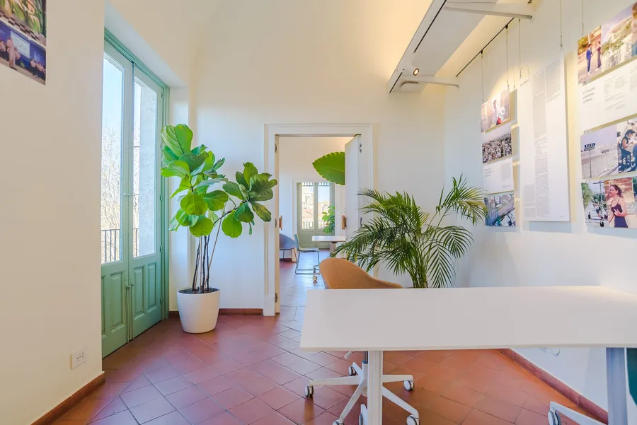 La sala Attica di Isola a Catania, allestita per un gruppo di lavoro, con la mostra alle pareti