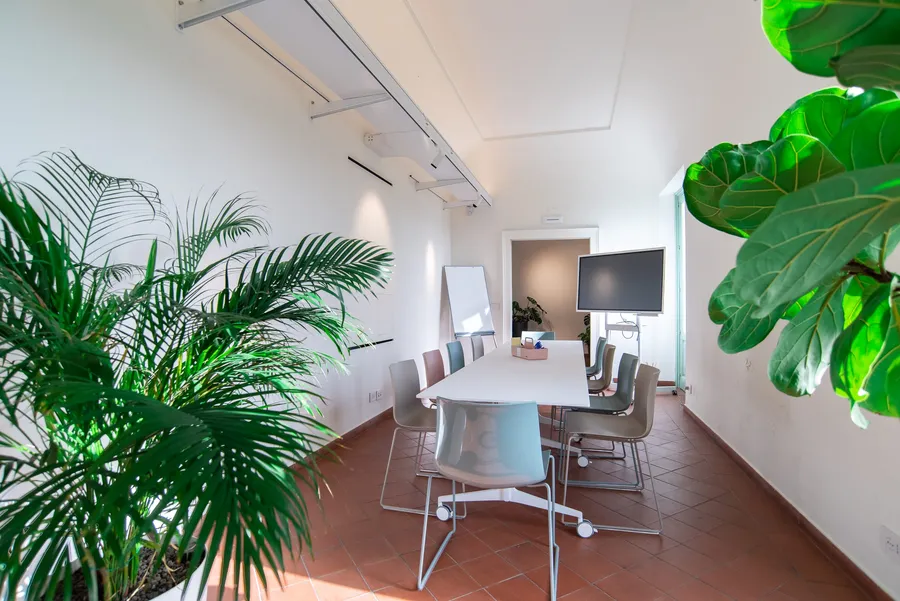 La sala Attica di Isola a Catania, allestita a tavolo unico, con lavagna e schermo