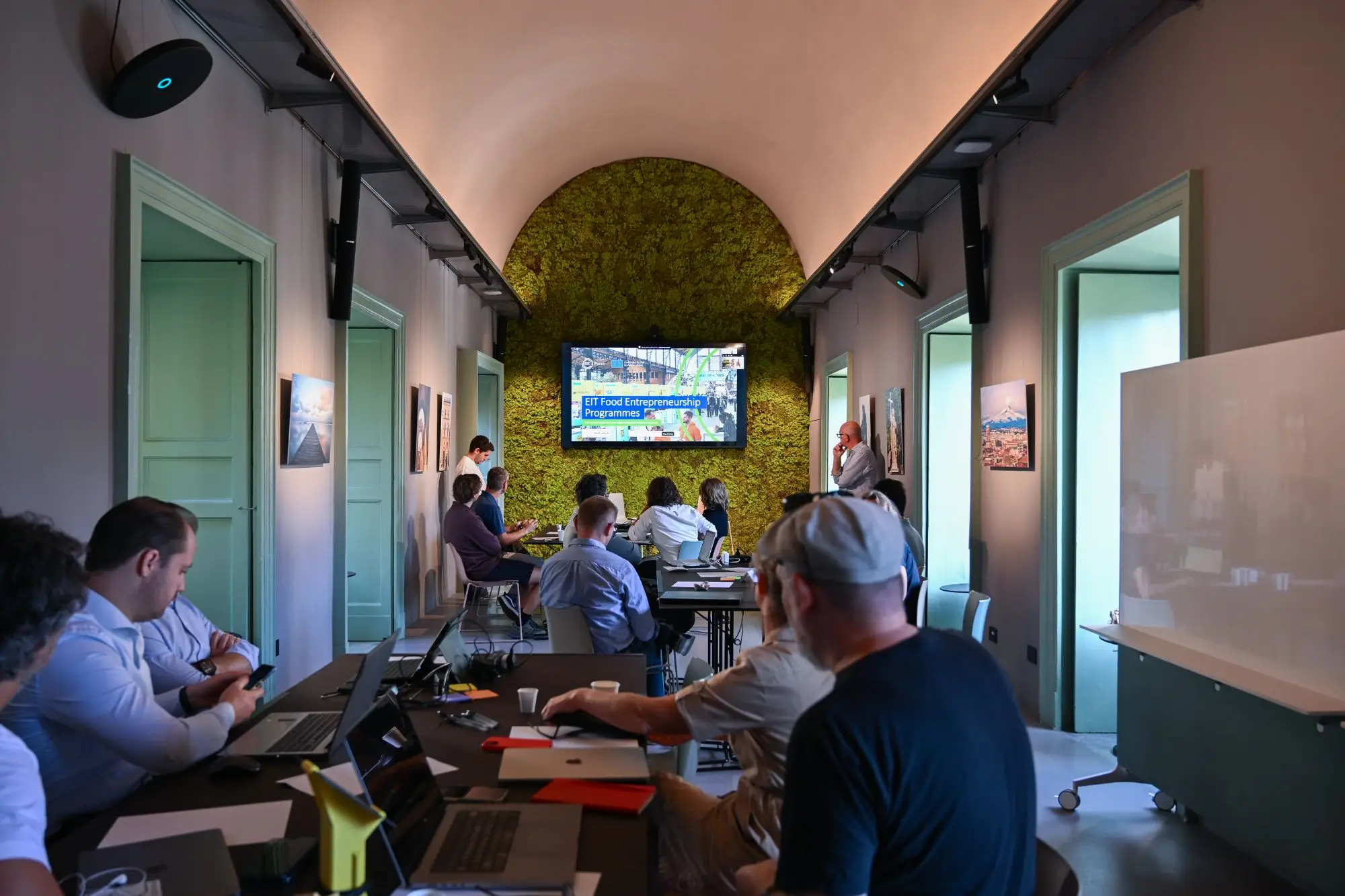 Le startup nella sala a volta di Isola durante la presentazione dei programmi EIT Food