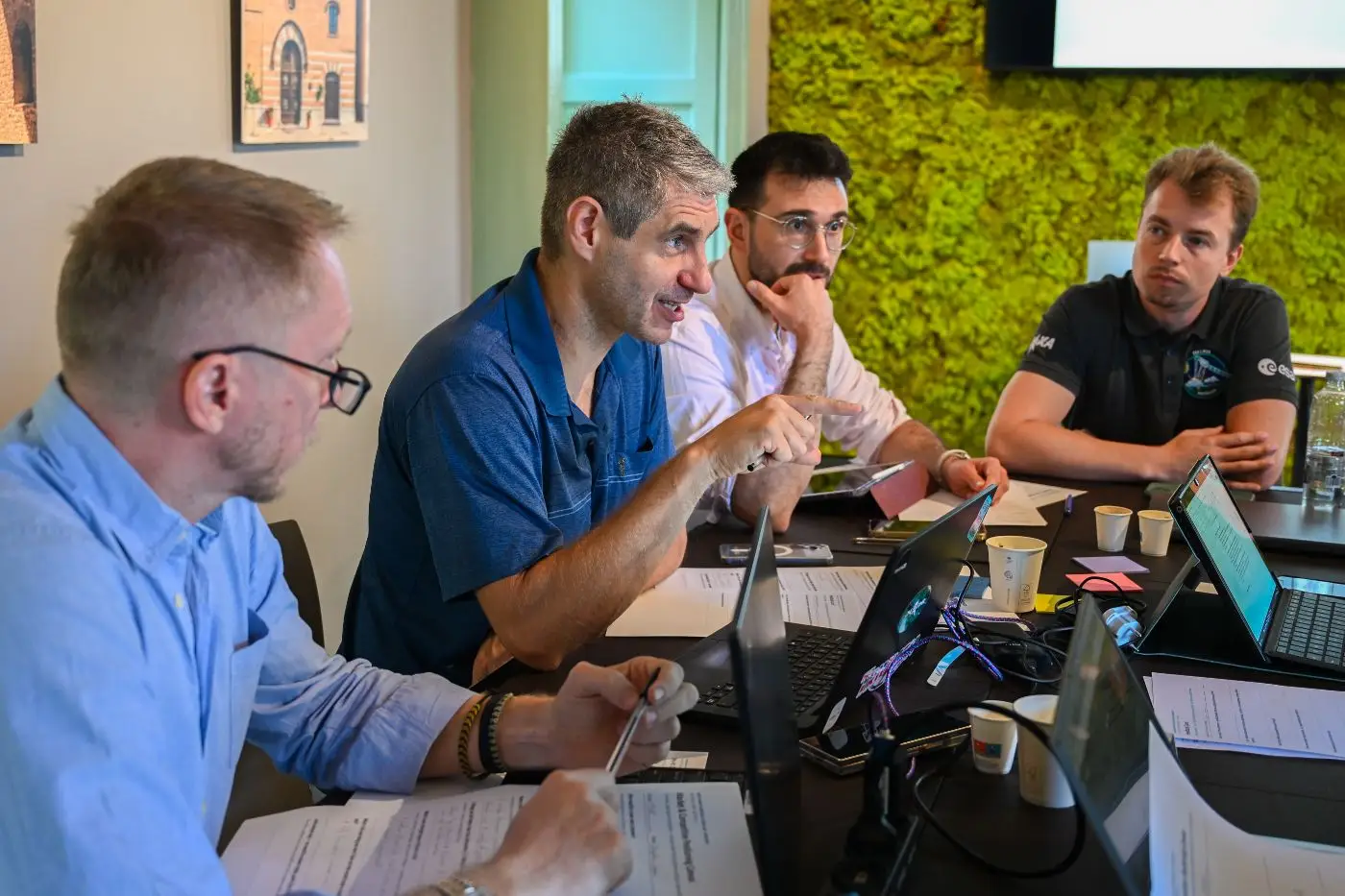 Confronto al tavolo di lavoro tra i partecipanti del bootcamp