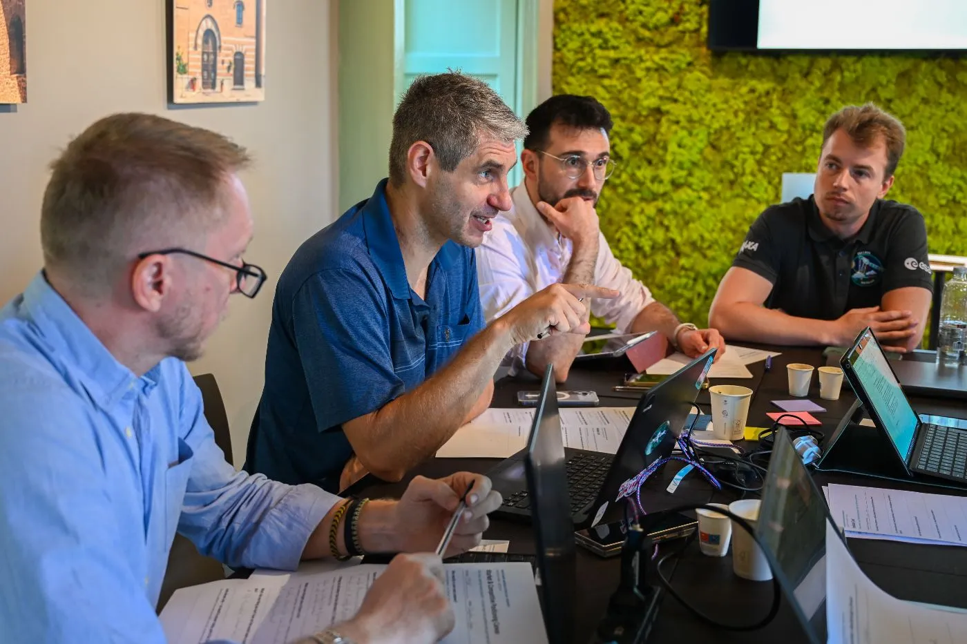 Discussion at the work table among the bootcamp participants