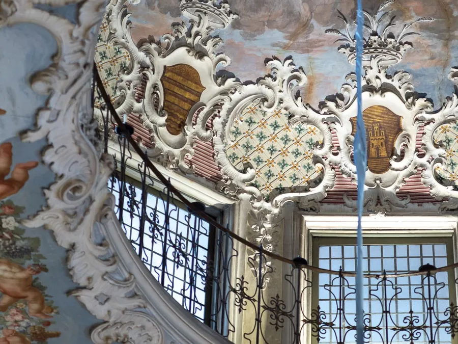 La balconata con gli stemmi di famiglia