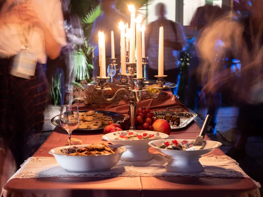 Un buffet allestito nel cortile