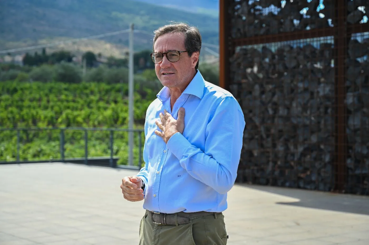 A producer talks about the farm in front of the vineyards