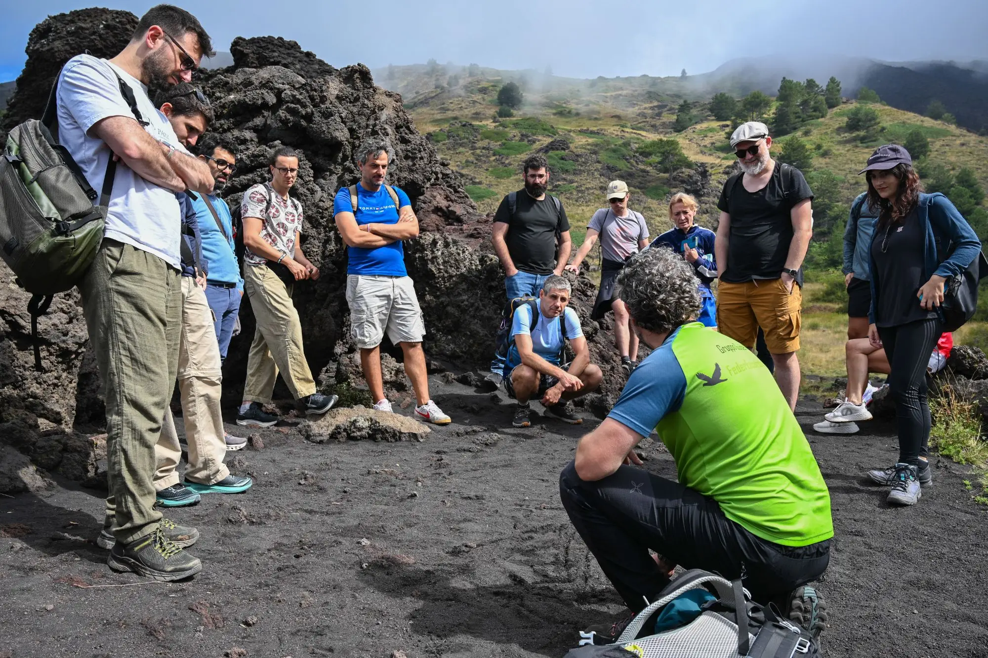 Il gruppo ascolta la guida tra le rocce laviche dell’Etna