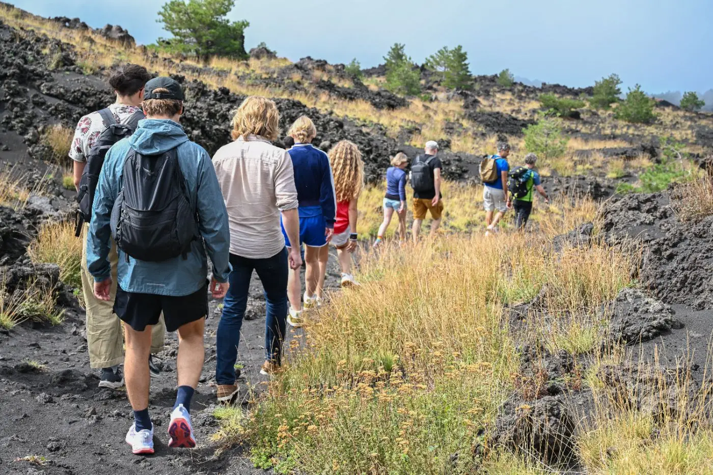 Le startup in cammino su un sentiero sull’Etna