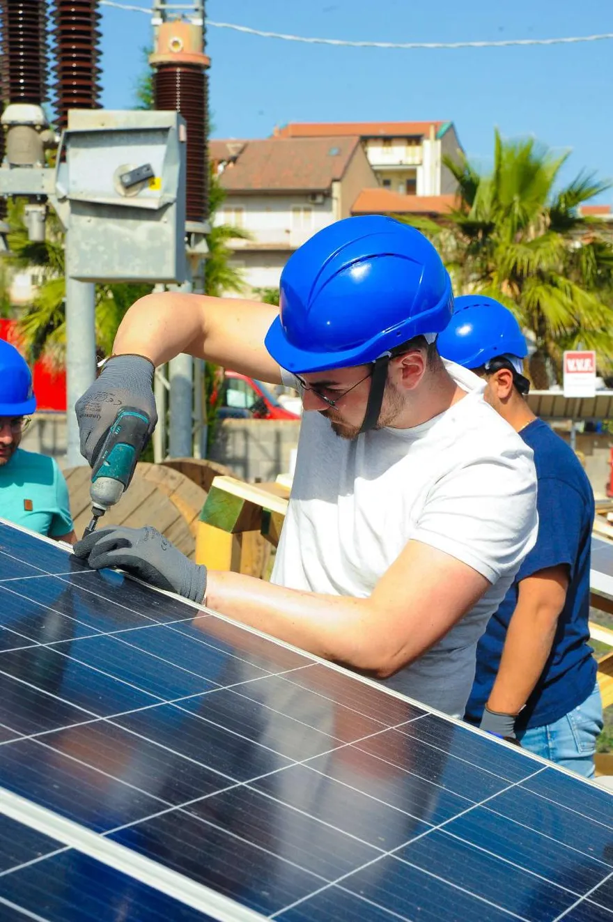 Una persona al lavoro su un impianto fotovoltaico