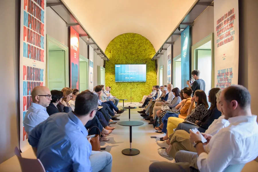 La plenaria di una coalizione di programma nella sala di Isola
