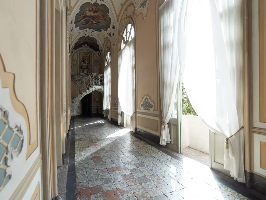 Il corridoio che porta alla scala a chiocciola
