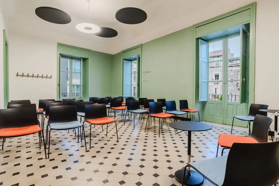 La sala Corsica di Isola a Catania, allestita a platea, con le finestre sulla strada