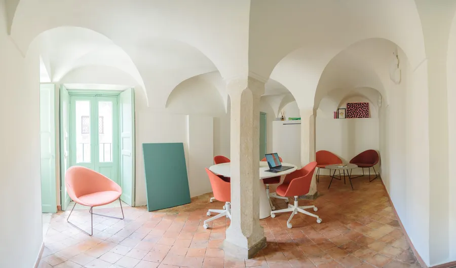 La sala Creta di Isola a Catania, la sala sotto le volte, con il tavolo rotondo e le sedute