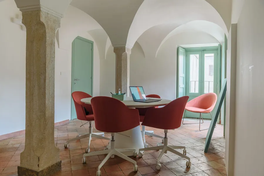 La sala Creta di Isola a Catania, allestita a tavolo rotondo, verso il balcone
