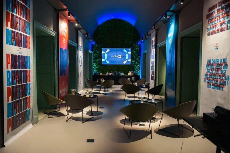 Allestimento serale per un evento culturale a Isola Catania