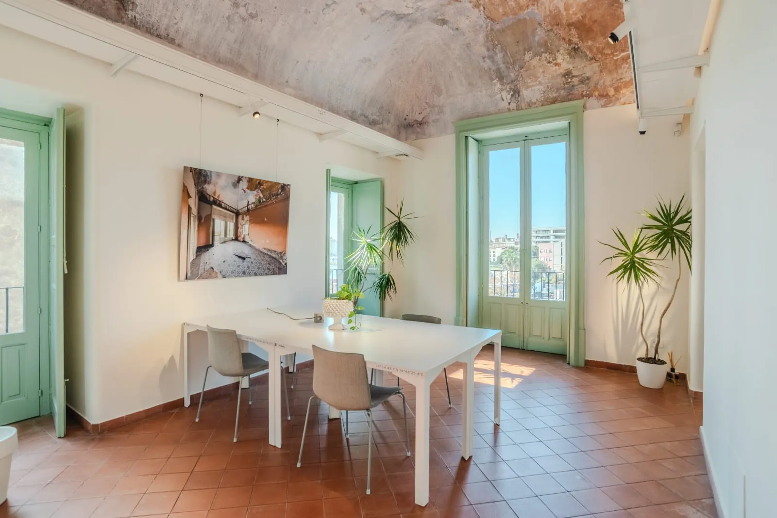 Sala di lavoro sotto una volta storica, con affaccio sulla città
