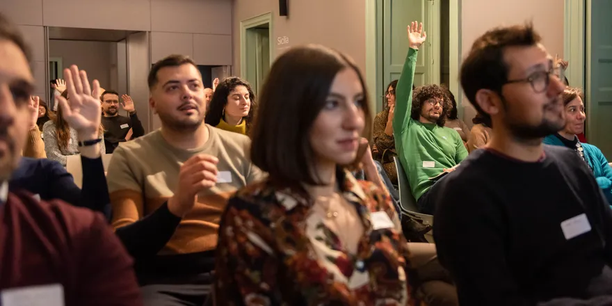 Il pubblico di un incontro di Destinazione Sicilia a Isola, alcune persone alzano la mano