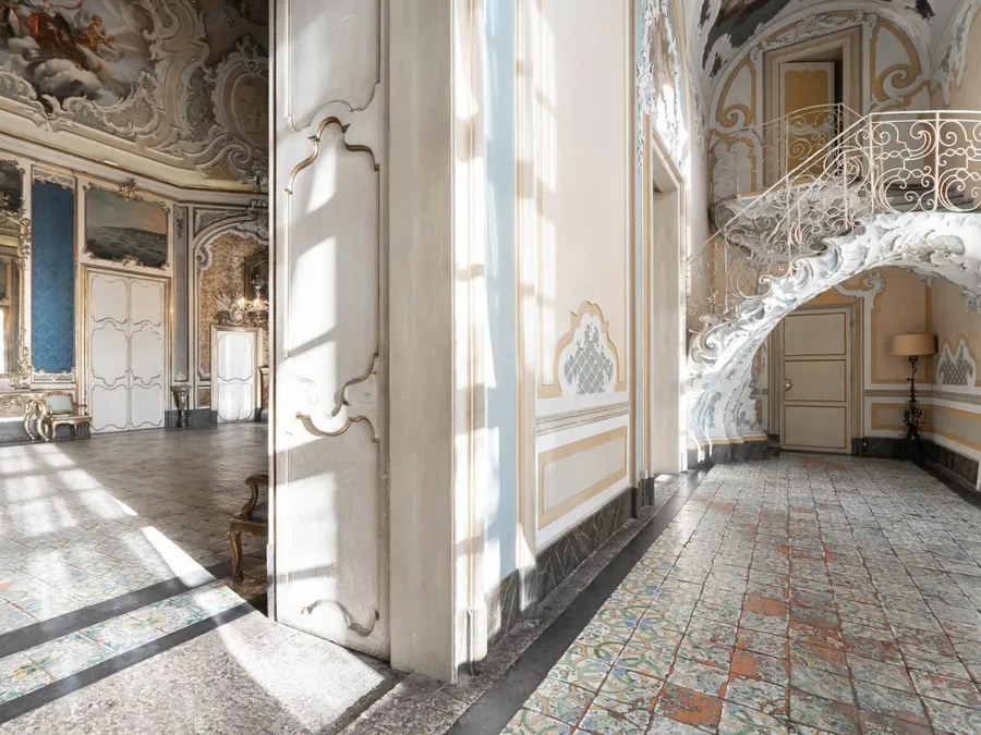 L’infilata dei saloni e la scala rococò
