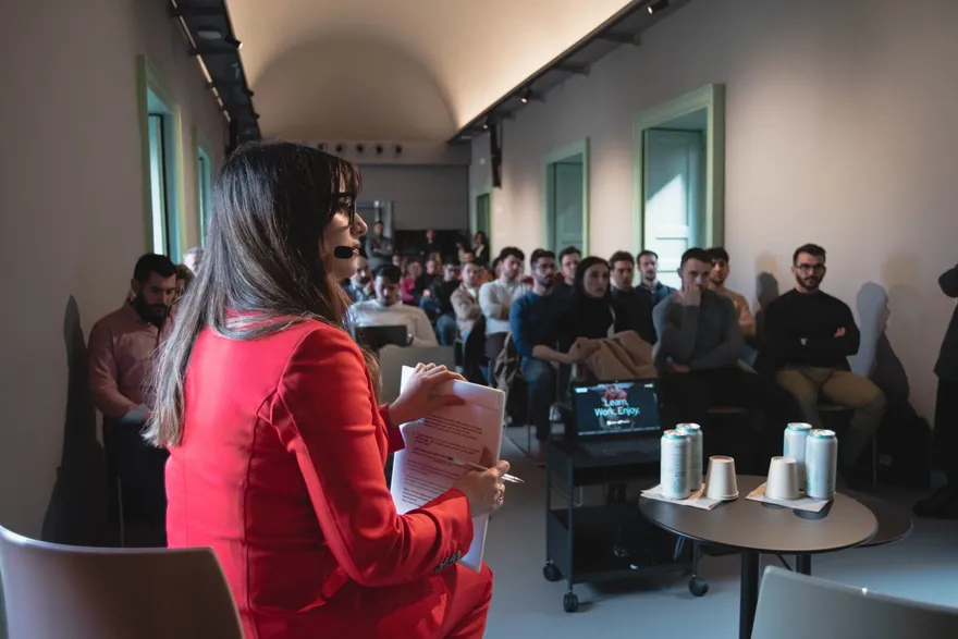 Una relatrice davanti al pubblico in sala