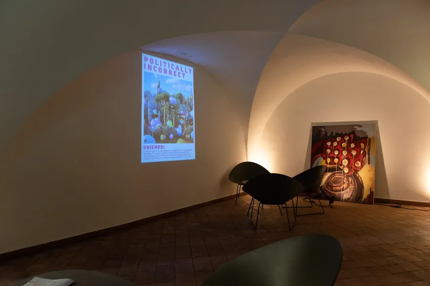 Una proiezione nella sala con volte affrescate