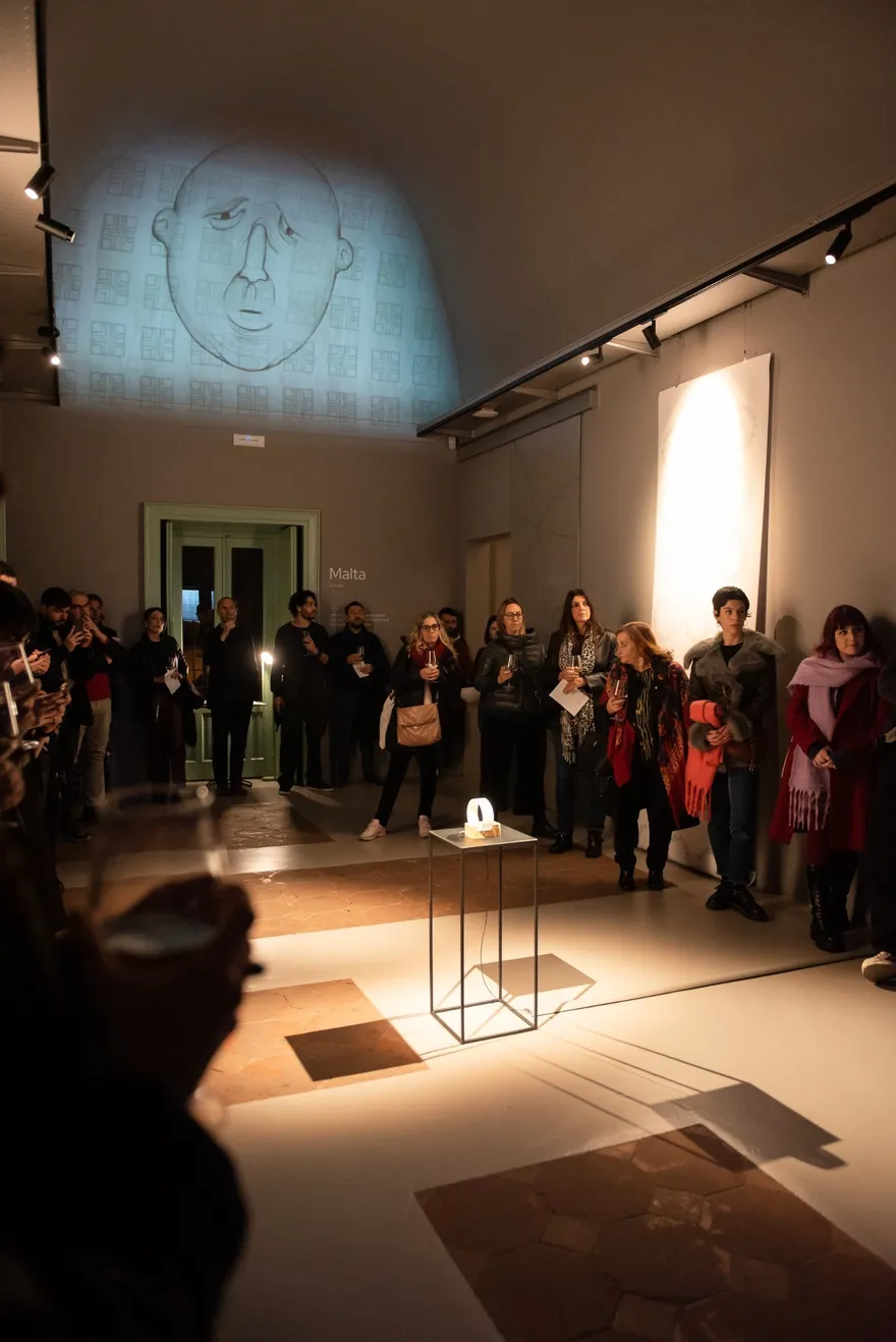 Il pubblico all’inaugurazione di una mostra