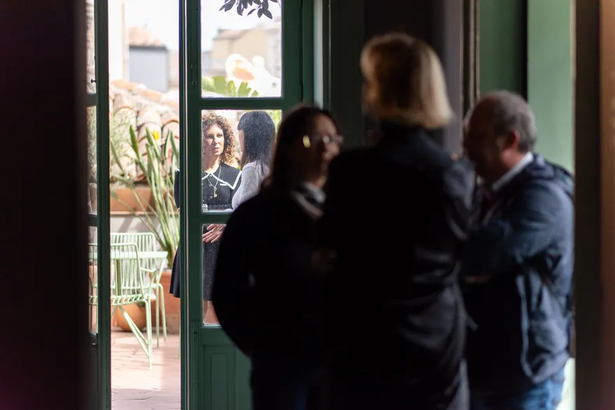 Conversazioni sulla terrazza durante una pausa