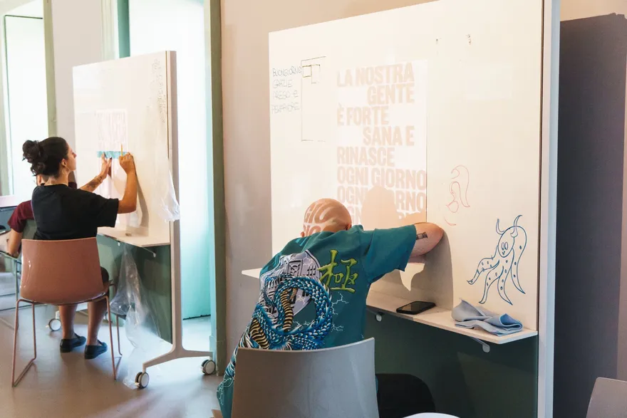 Un laboratorio di lettering negli spazi di Isola