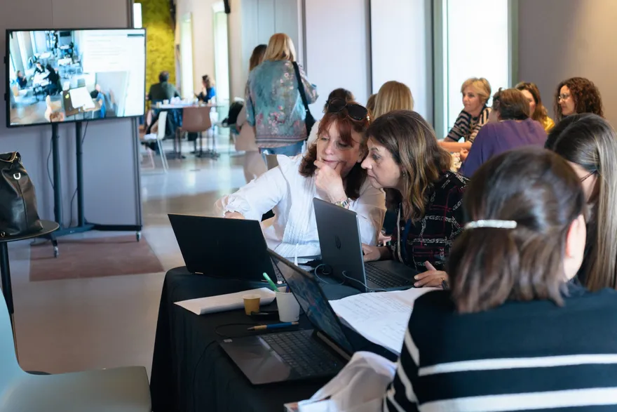 Lavoro ai tavoli durante un workshop