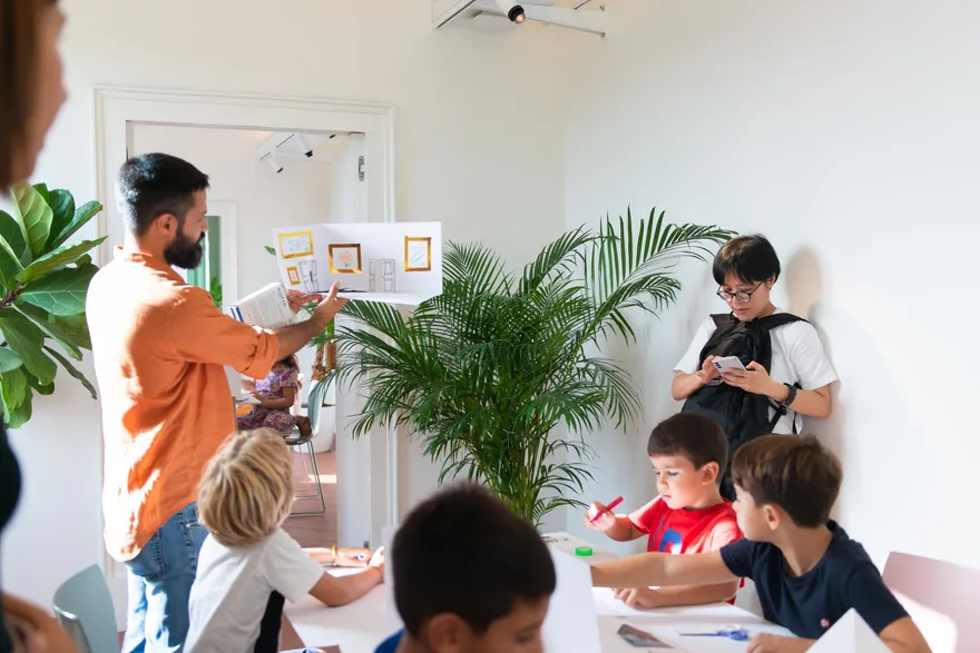 Un laboratorio per bambini durante un evento culturale
