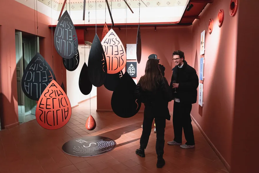 Un vernissage tra le installazioni sospese