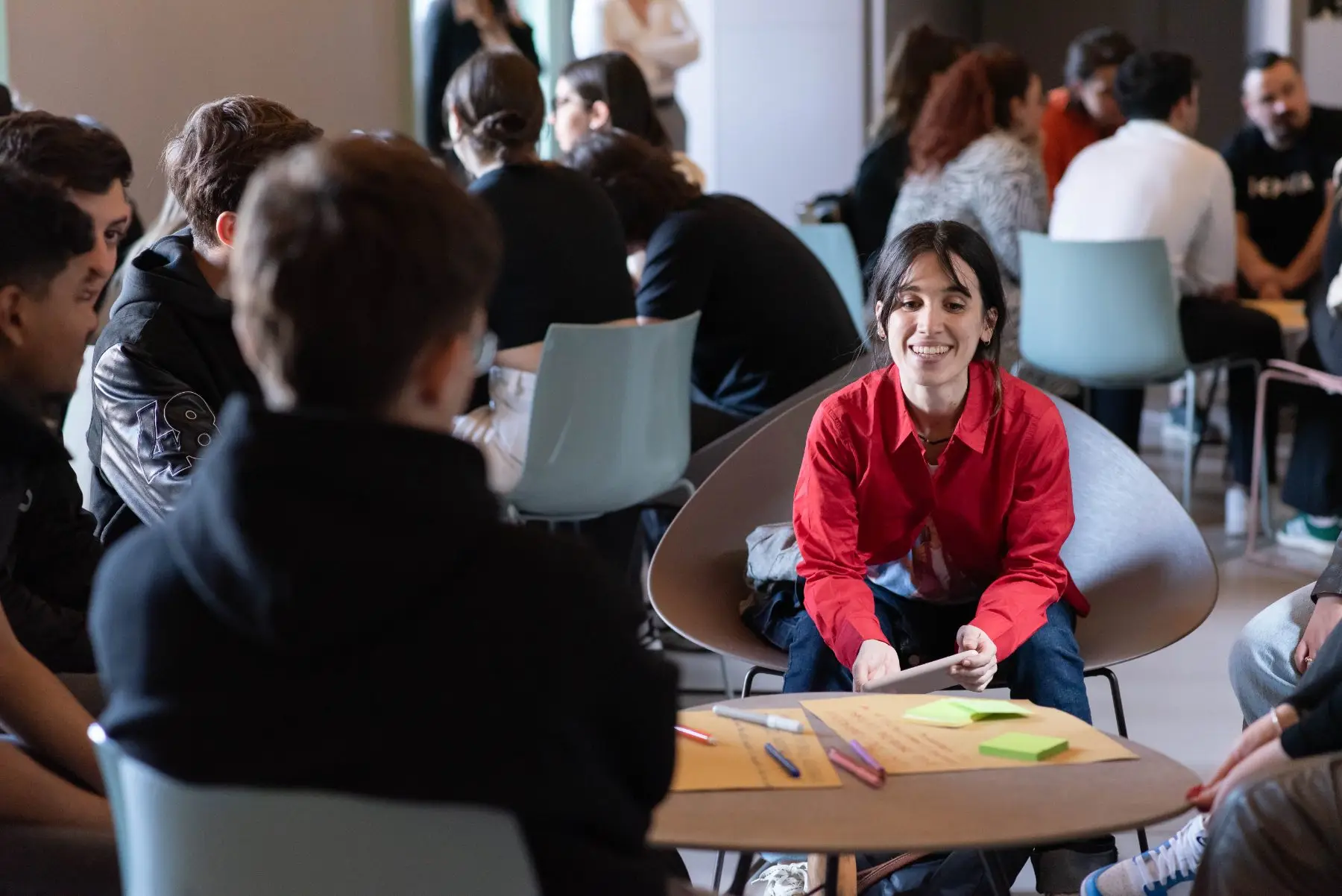 Una partecipante sorride durante il confronto al tavolo di lavoro