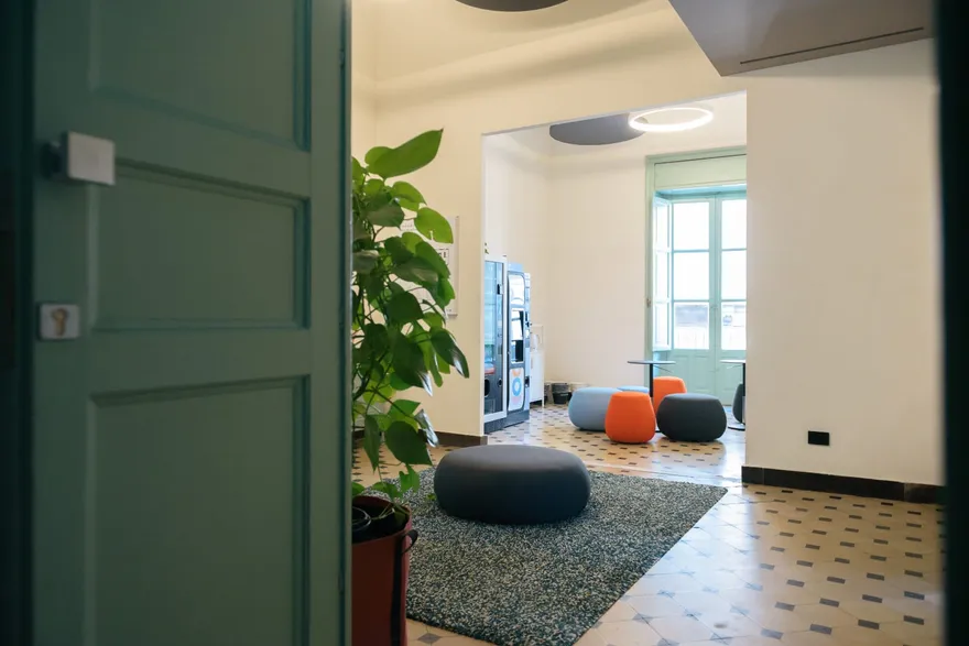 Sala di lavoro riservata, con pareti scure