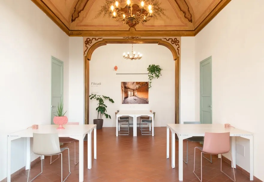 Sala Filicudi, con soffitto affrescato e lampadari
