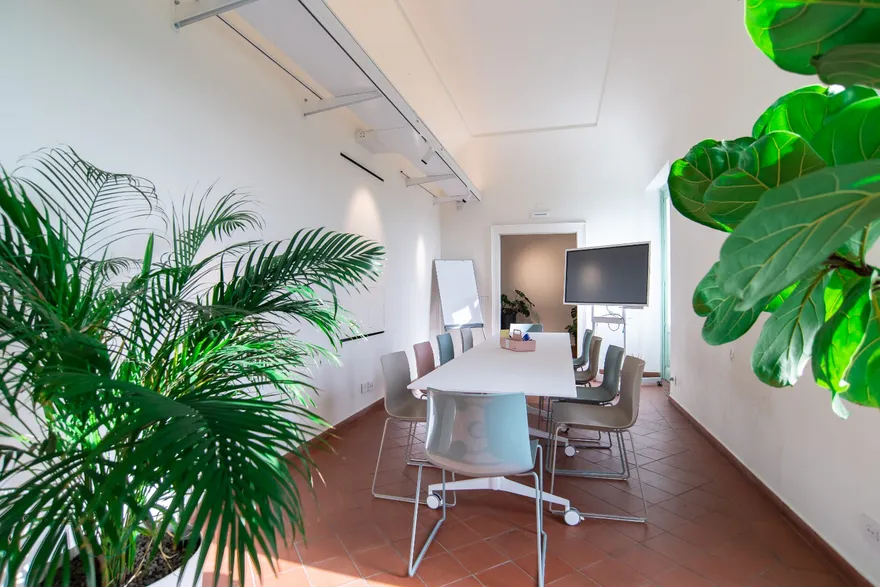 Area break e lounge, con sedute e piante