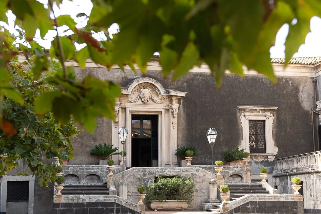Il cortile di Palazzo Biscari a Catania, con la scalinata barocca