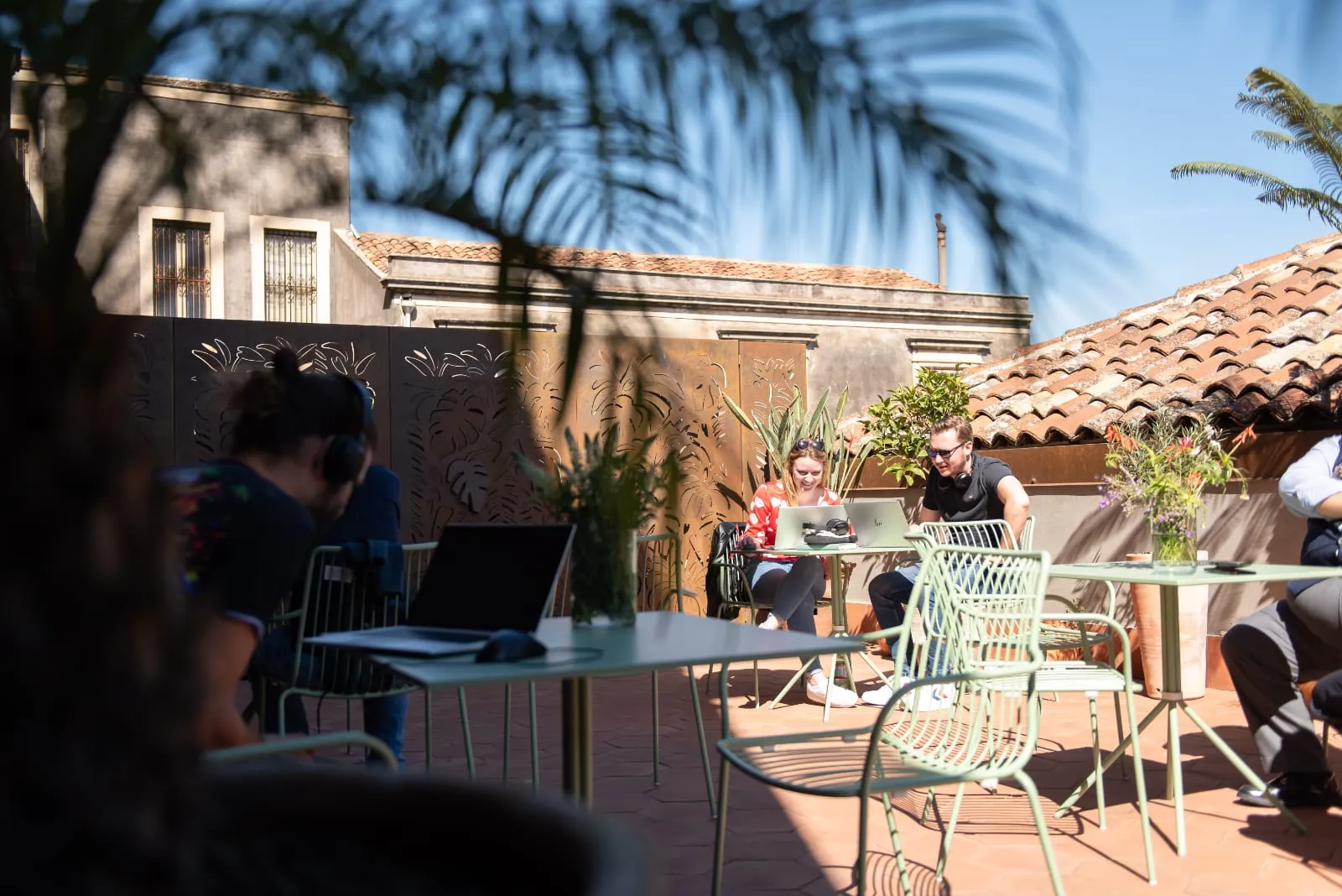 La terrazza di Isola a Catania, con persone al lavoro