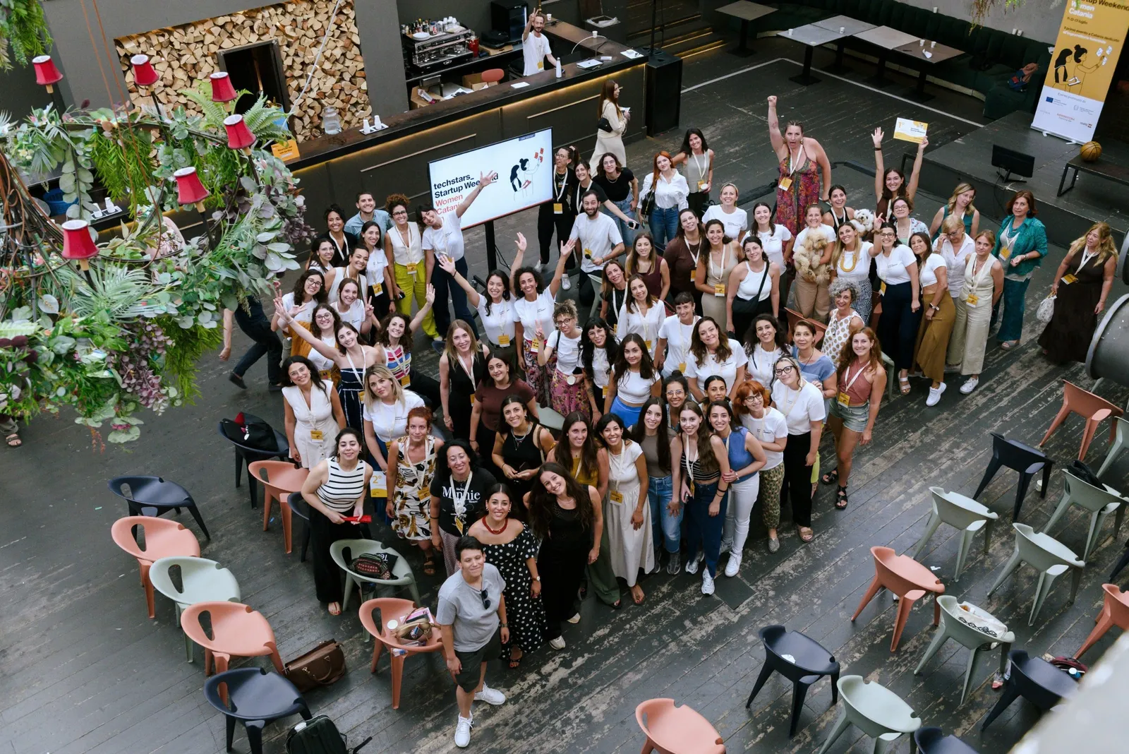 La foto di gruppo dello Startup Weekend Women a Catania, vista dall'alto negli spazi di Isola