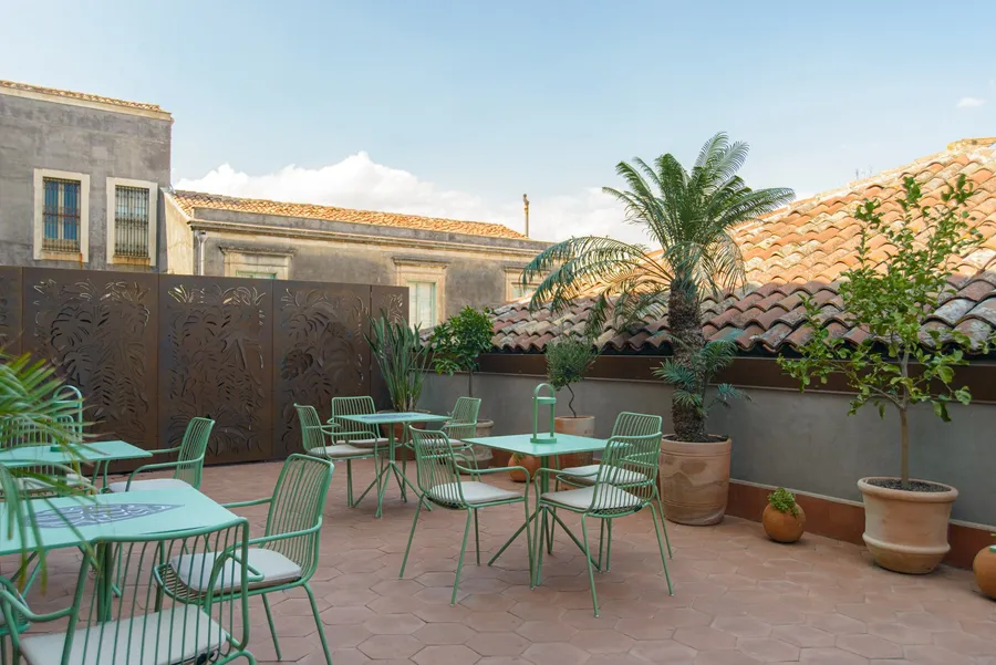 La terrazza Ibiza di Isola a Catania, i tavoli sui tetti del centro