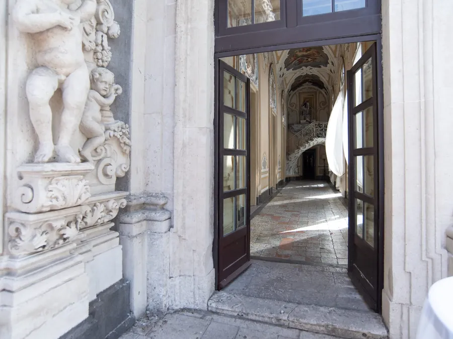 Il portale d’ingresso e il cortile