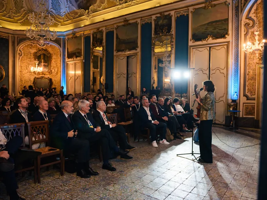 Un’installazione nelle sale del palazzo