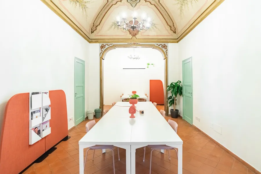 La sala Lampedusa di Isola a Catania, le postazioni sotto la volta affrescata