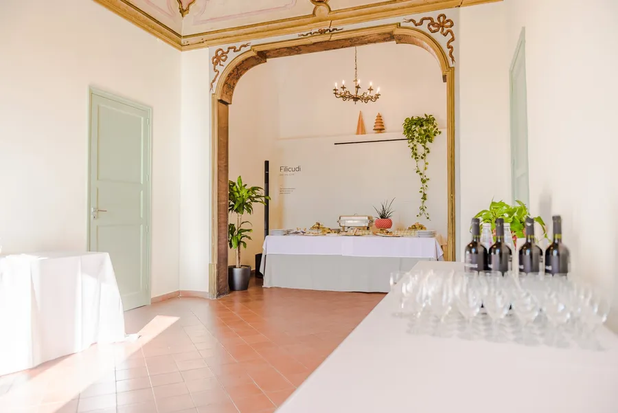 La sala Lampedusa di Isola a Catania, allestita a tavoli, con la targa all’ingresso