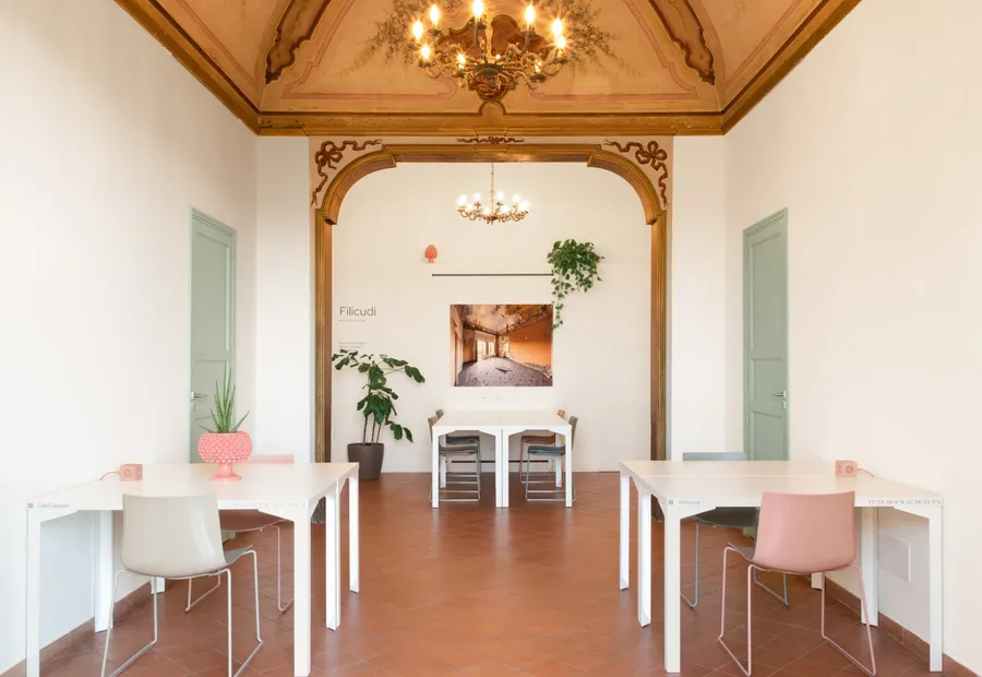 La sala Lampedusa di Isola a Catania, il tavolo del catering sotto l’arco