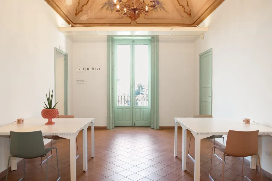 La sala Lampedusa di Isola a Catania, aperta verso il salone