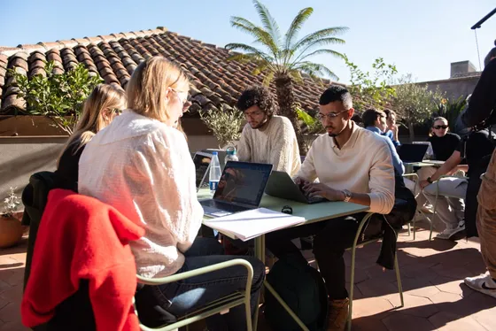 Lavoro di gruppo sulla terrazza, al sole