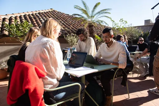 Lavoro di gruppo sulla terrazza, al sole