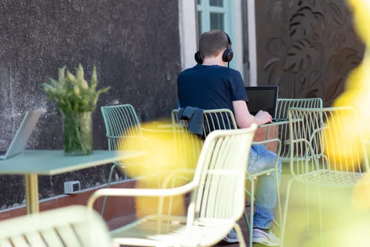 Lavoro in cuffia sulla terrazza di Isola