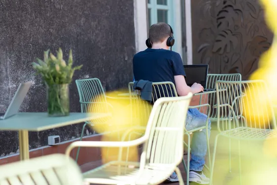 Lavoro in cuffia sulla terrazza di Isola