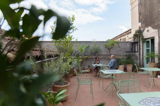 Confronto attorno a un tavolo sulla terrazza